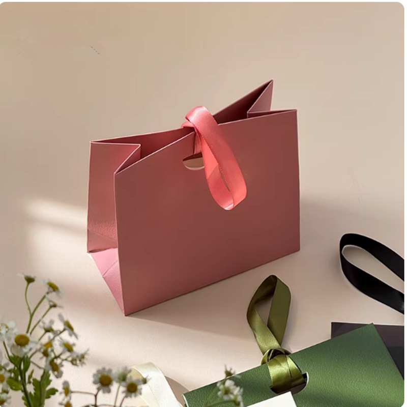 取っ手付きの紙製ハンドバッグ型ギフトバッグ20個入り。パーテ - Kraft Box Candle のレビューと価格